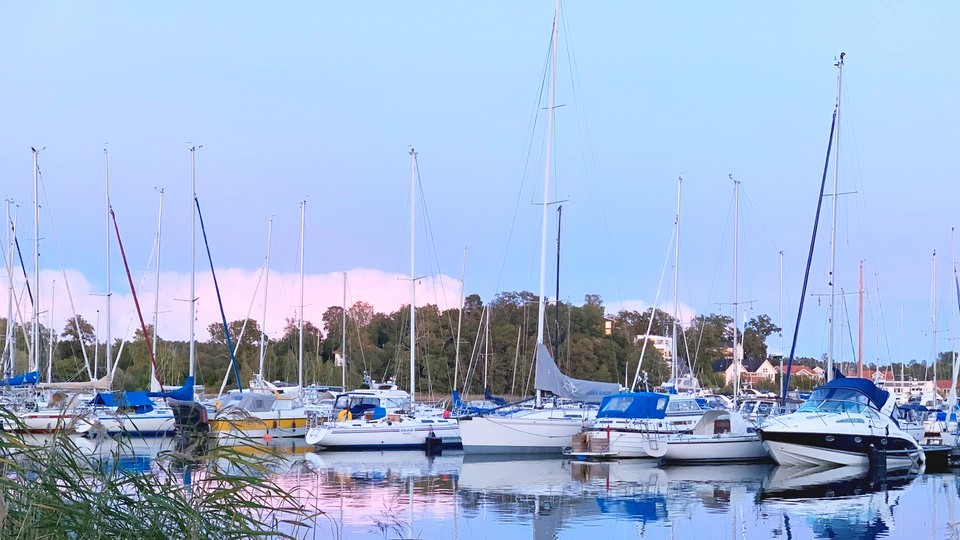 Kvinna som montör i en verkstad