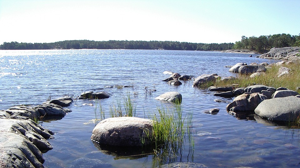 Kvinna som montör i en verkstad