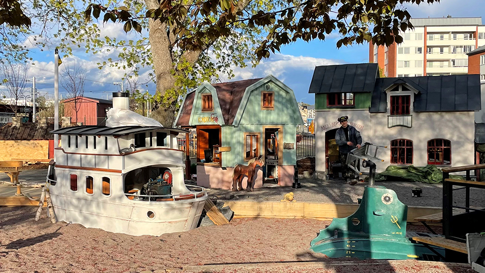 Översiktsbild av lekplatsen i nya Järnvägsparken. Man ser bland annat ångbåten Tuppen och hus.