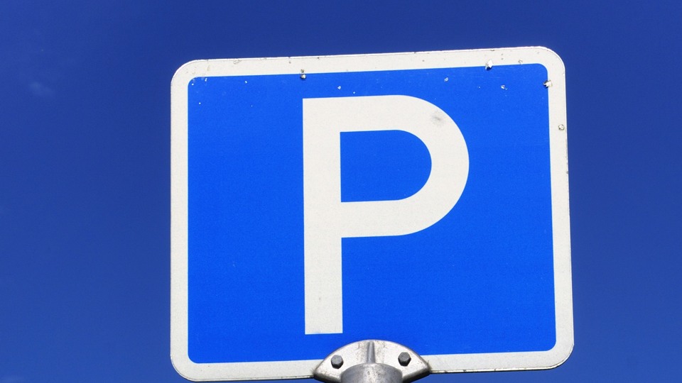 Blå parkeringsskylt med bokstaven P