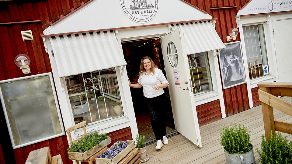 Kristina Eineborg, går ut genom dörren från ett företag