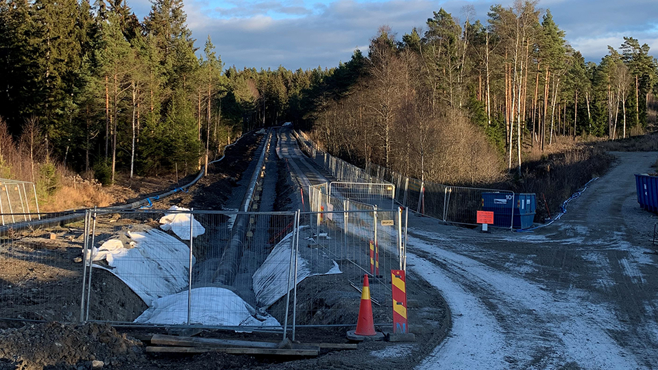 Grusvägen mellan Täljö och Rydbo med avspärrningar på grund av grävarbeten.