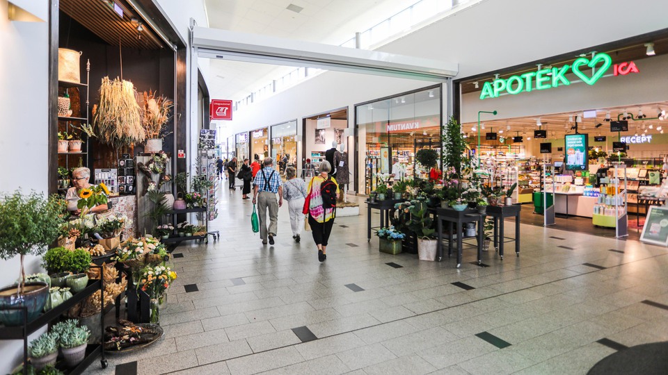 kunder som rör sig inomhus i Åkersberga centrum