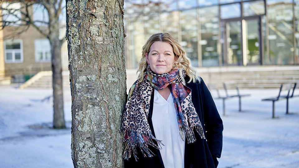 Louise Furness, utbildningsdirektör i Österåkers kommun porträtterad framför Österåkers gymnasium.