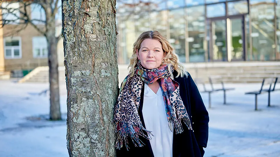 Louise Furness, utbildningsdirektör i Österåkers kommun porträtterad framför Österåkers gymnasium.