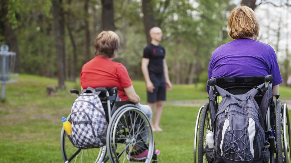 3 personer på frisbeegolfbanan