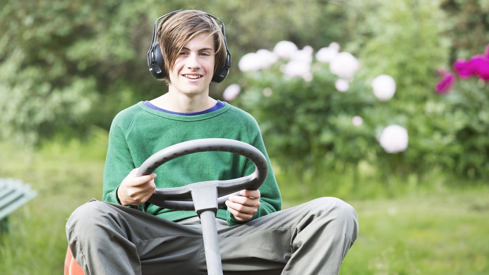 Ung kille klipper gräset