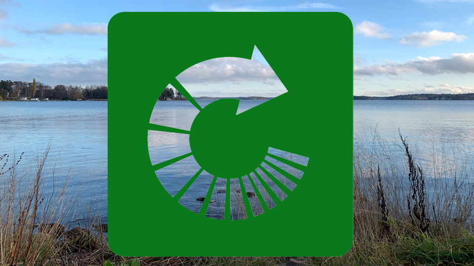 Bilden visar havet. På bilden ligger en grön symbol för hållbarhet.