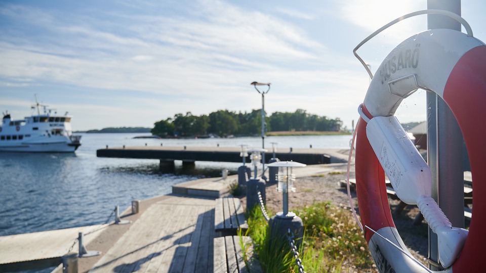 Turistfärja närmar sig brygga på Husarö.