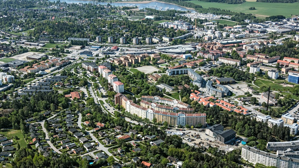 Flygfoto över Åkersberga. Man ser många flerbostadshus med lägenheter.
