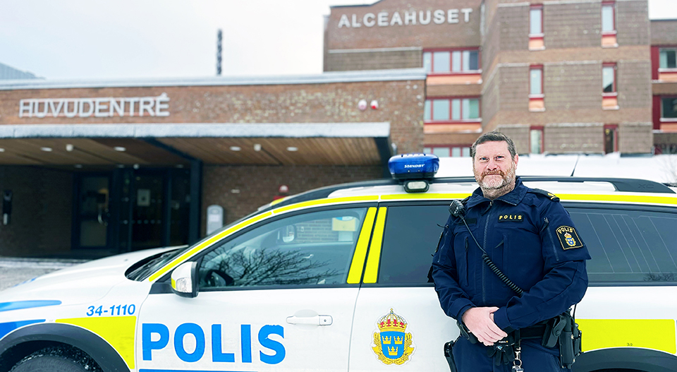 Porträttfoto av Robert Sundler, i bakgrunden syns Alceahuset.