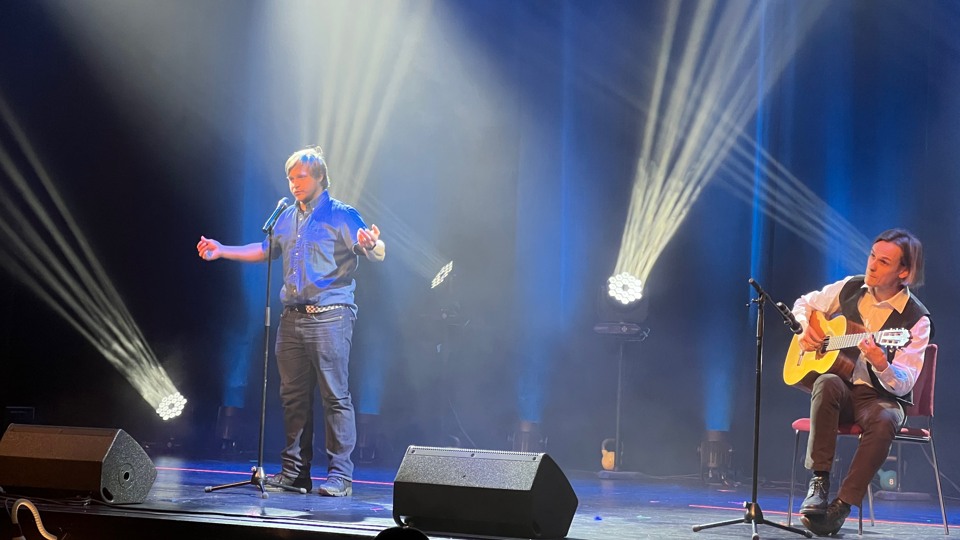 Olle Gripenberg framför sitt vinnarbidrag på Berga teater