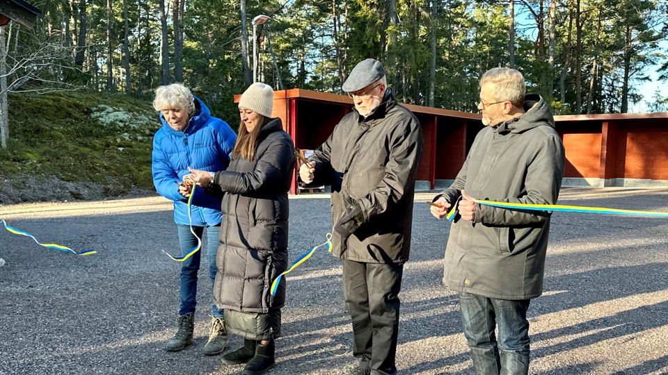 Ingmarsö återvinningscentral invigdes av Elisabet Wennlund från Ingmarsö byalag, Kommunstyrelsens ordförande Michaela Fletcher, landshövdingen Sven-Eric Österberg, samt avfallschef Peter Nyström från Roslagsvatten.