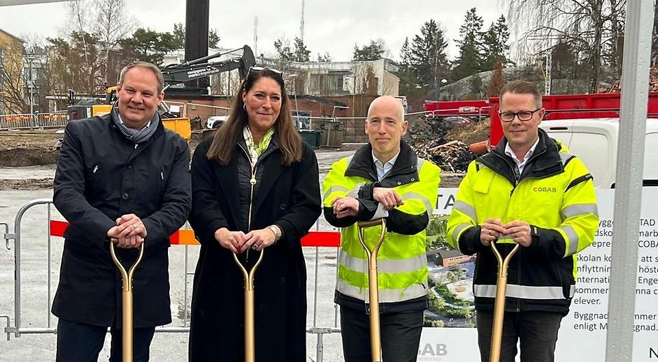 Bilden föreställer Per Ronnevik, VD för Nystad, Michaela Fletcher (M), Kommunstyrelsens ordförande i Österåker, Jörgen Stenqvist, vice VD för Internationella Engelska Skolan, samt Martin Junblad, VD Cobab.
