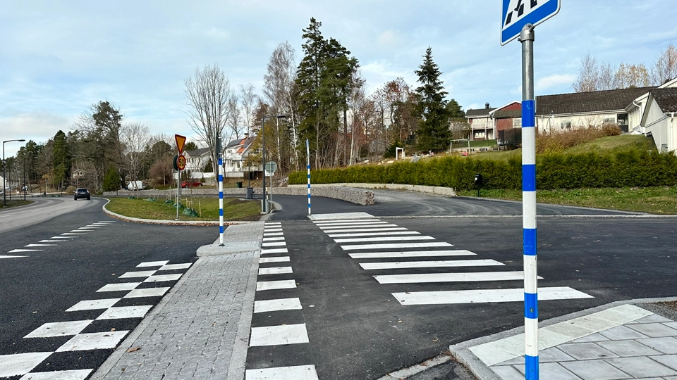 Ett modernt övergångställe med ny beläggning och tydliga markeringar