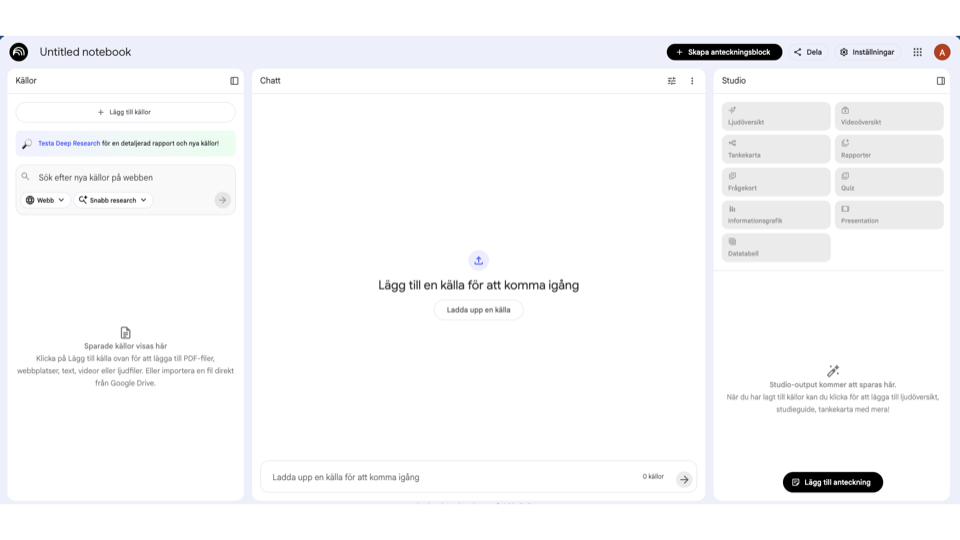 Startvyn i Notebook LM med 3 kolumner. En kolumn för uppladdade källor, en för chatt med boten och en med stödfunktioner.