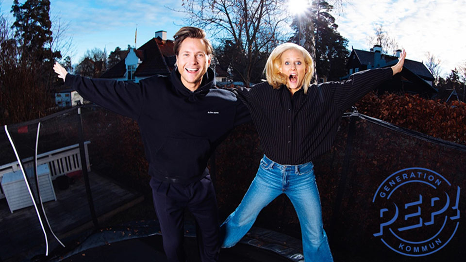 Viktor Frisk och Carolina Klüft från Generation Pep hoppar studsmatta i ett villaområde.