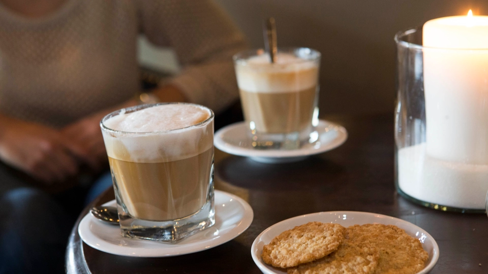Frukost med kaffe och kaka