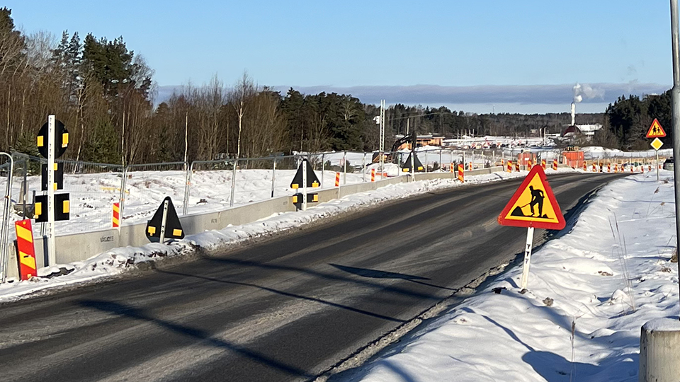 En skylt med symbol för vägarbete
