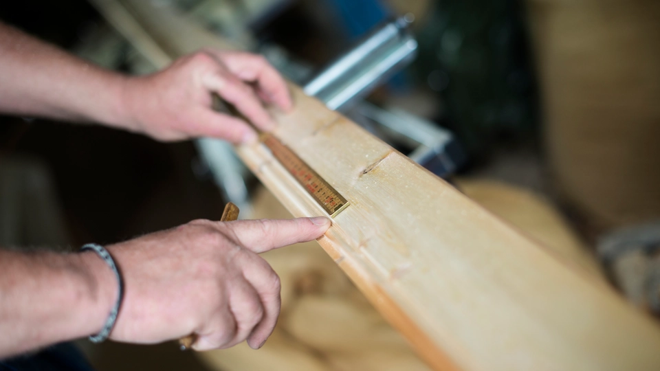 Person mäter på en bräda