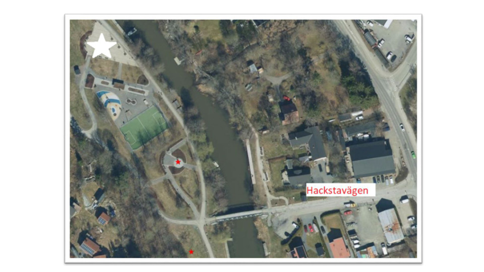 En kartbild med Hackstavägen och konstverket "Kusinerna" markerat.