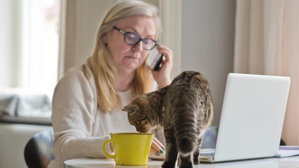 Kvinna som pratar i telefon