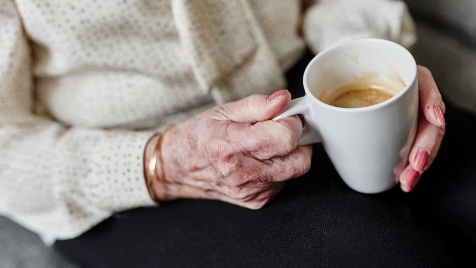 Två händer som håller i en kaffekopp