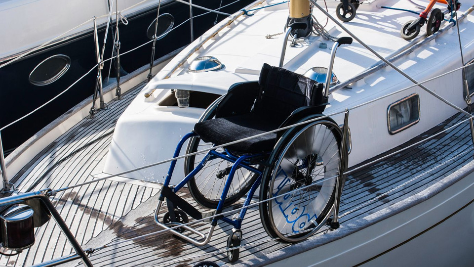 En rullstol står på en segelbåt.