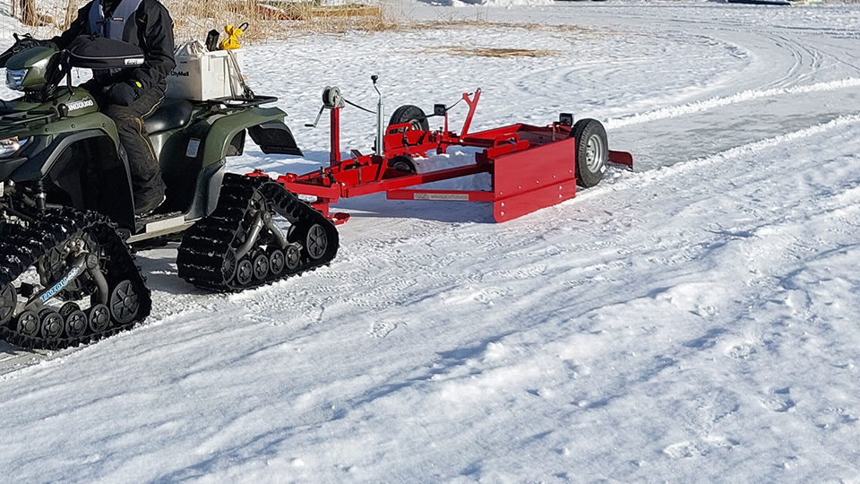 Sjöis plogas med hjälp av en ishyvel.