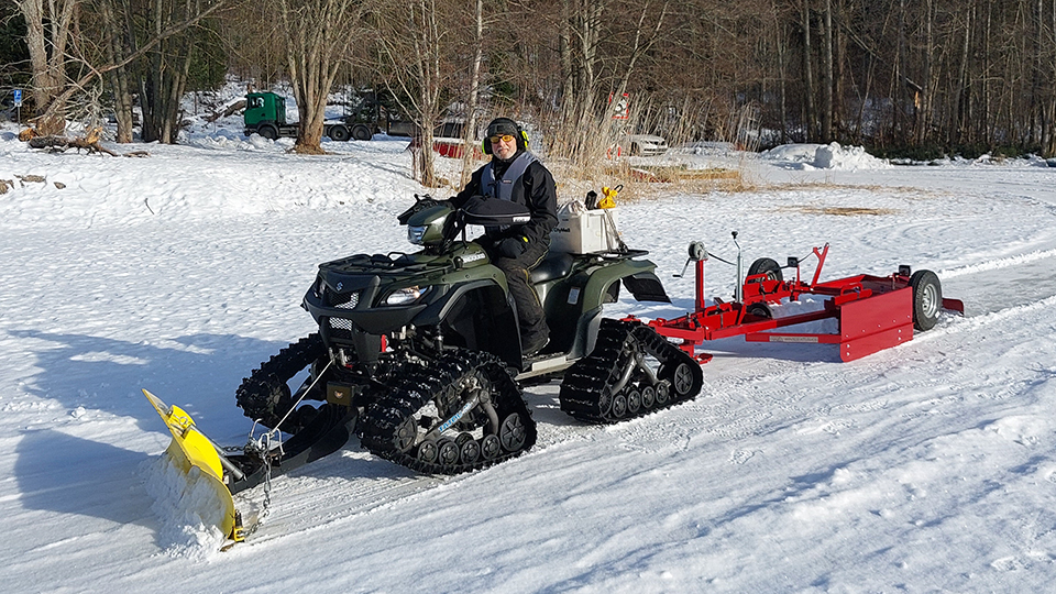 Sjöis plogas med hjälp av en ishyvel.
