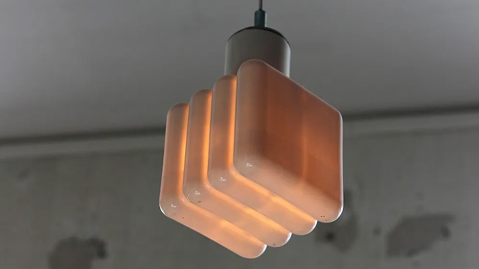 En taklampa i form av en kub.