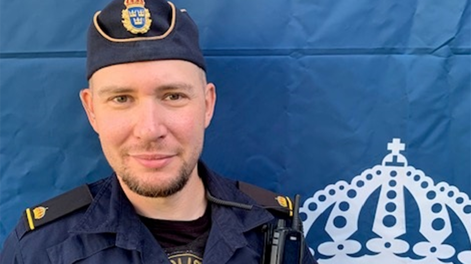 En man i polisuniform.