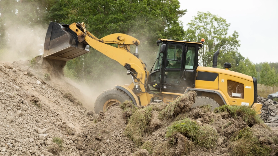 En grävmaskin som gräver i massorna