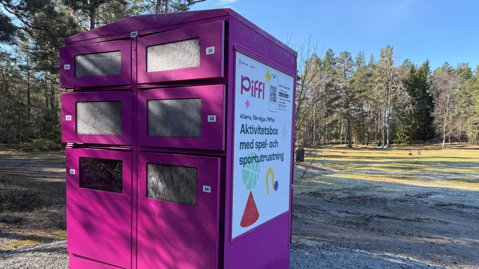 Ett rosa skåp med fack står i en friluftsmiljö som är Domarudden.