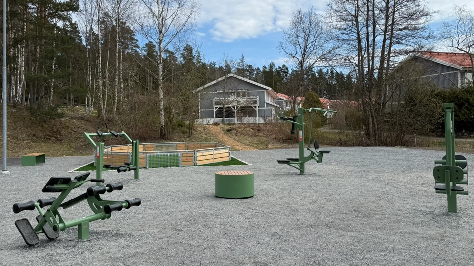 grusplan med träningsredskap