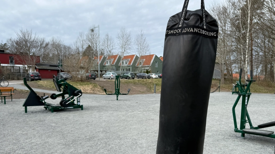 En grusplan fylld med träningsredskap. I förgrunden en boxningsbag.