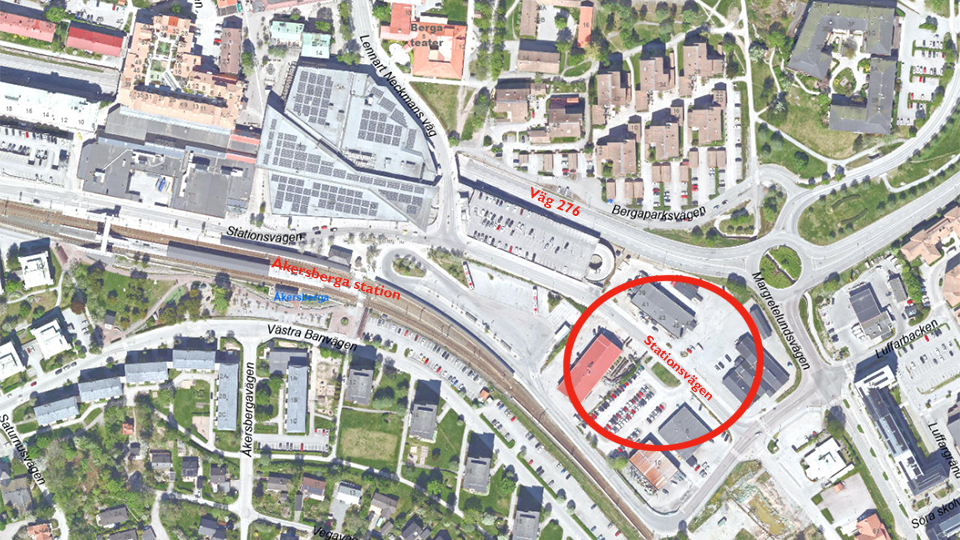 Karta som visar var parkeringarna anläggs på båda sidor om Stationsvägen nära Åkersberga station.