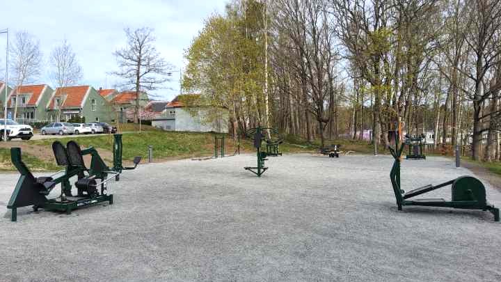 Foto som visar träningsredskap från utegymmet vid Smedby skolväg