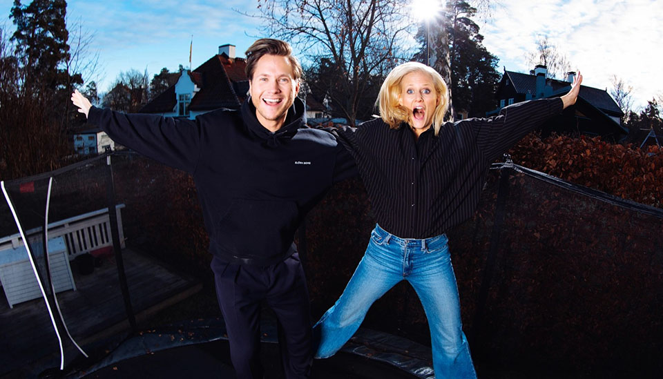 Viktor Frisk och Carolina Klüft från Generation Pep hoppar studsmatta i ett villaområde.