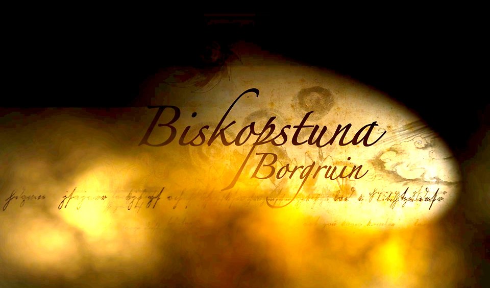 Ett brinnande dokument med texten "Biskopstuna borgruin".