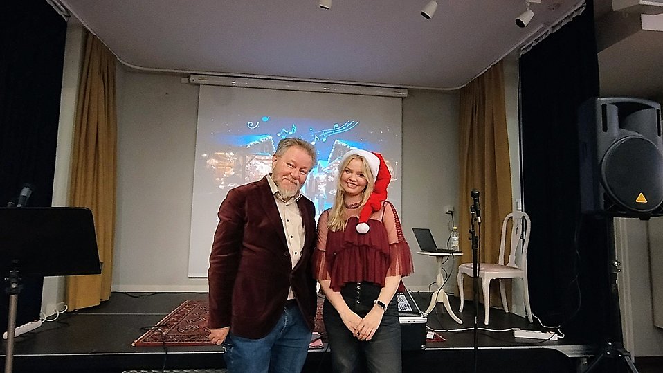 Risto Hurskainen och Kristina Kiviniemi (i tomteluva) ledde allsångsstunden med pyssel för barnen lördagen den 22 november.