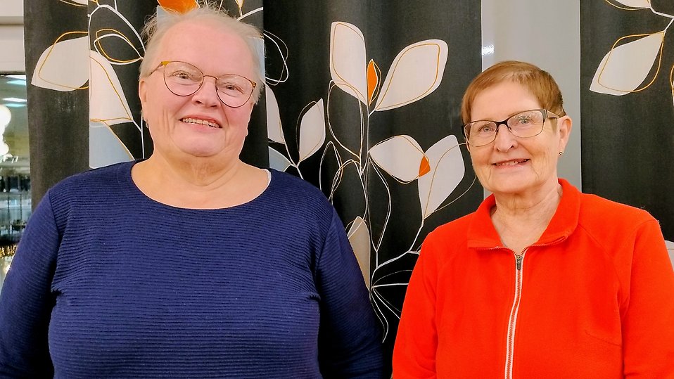 Foto på två finska volontärer, Tuula Halonen Brännlund och Inga Savukoski Välitalo.