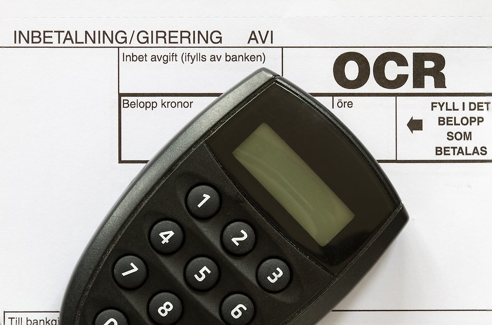 En digipass ligger på faktura med tomma rader