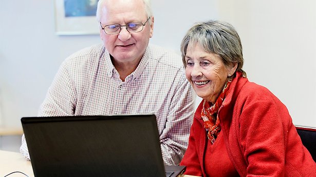 Man och kvinna framför en dator