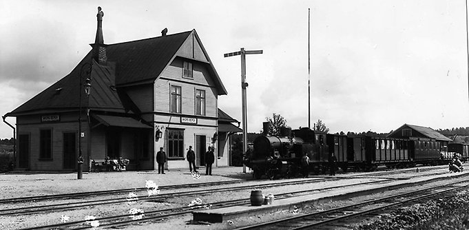 Foto i svart-vitt över järnvägsstation