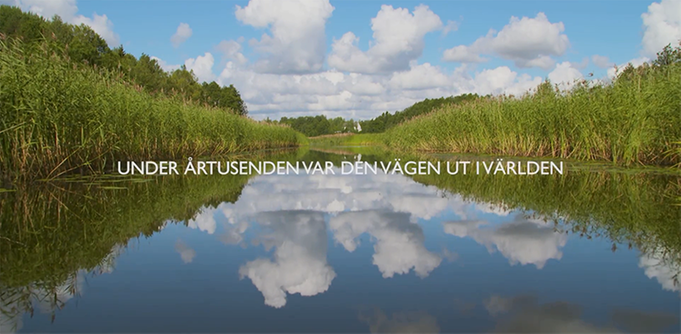 Foto från Åkers kanal med kanalen omgärdad av vass. text på bilden lyder Under årtusenden var den vägen ut i världen.
