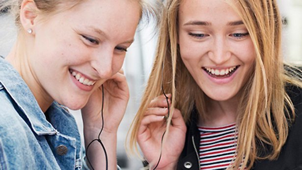 Två tjejer lyssnar på ljud från öronsnäckor