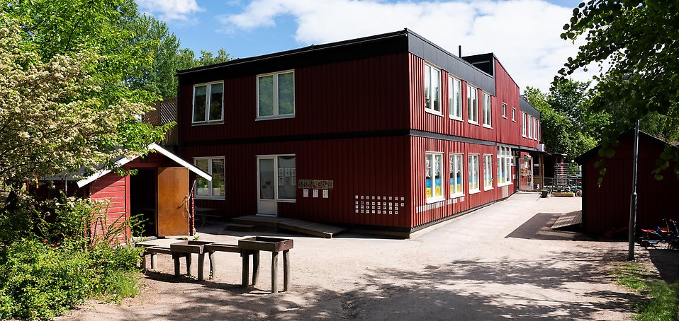 Smedby förskola, röd träbyggnad i två våningar