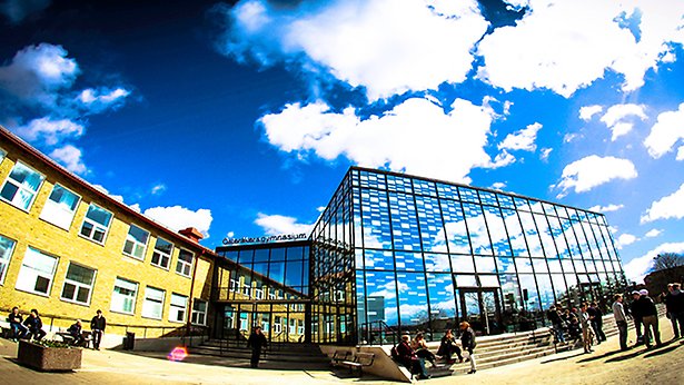 Österåkers gymnasium, byggnaden, glashuset, en fin dag.