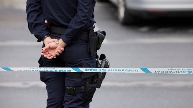 Polisavspärrning med en polis innanför avspärrningen